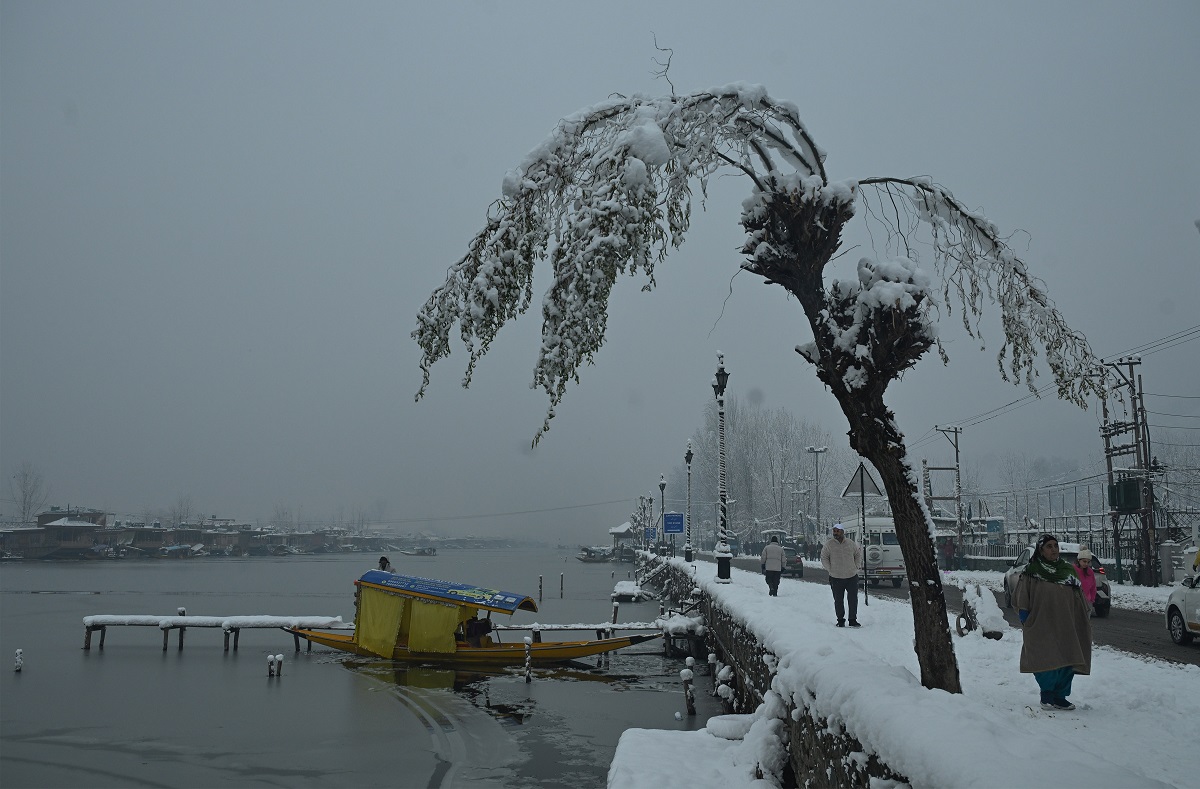 Kashmir Braces for More Snow as Mercury Dips Below Freezing