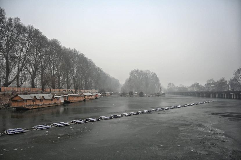 Unusual Weather Pattern Hits Kashmir: Met Department Reports