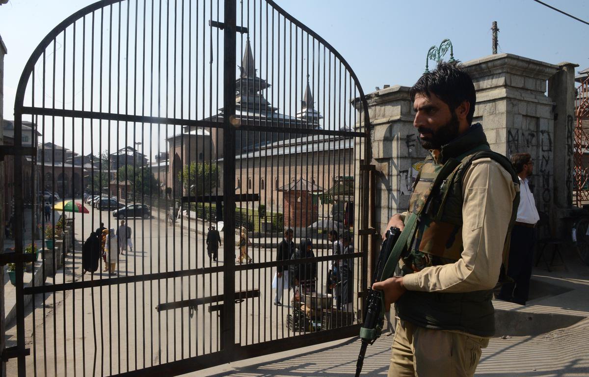 Authorities Prevent Funeral Prayers at Jamia Masjid, Spark Widespread Condemnation