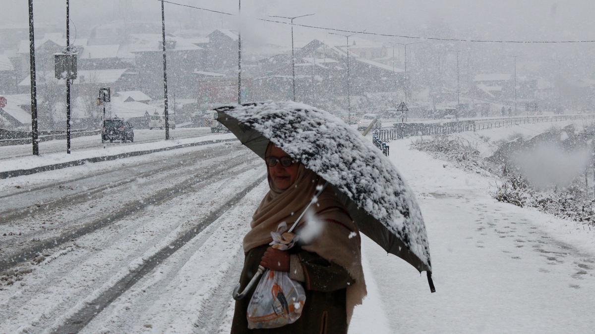 Heavy Snowfall Disrupts Road and Air Traffic in J&K: A Comprehensive Overview