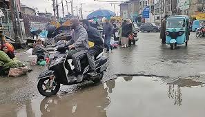 Srinagar Struggles Amid Incessant Rains: Traffic Chaos and Waterlogging Persist