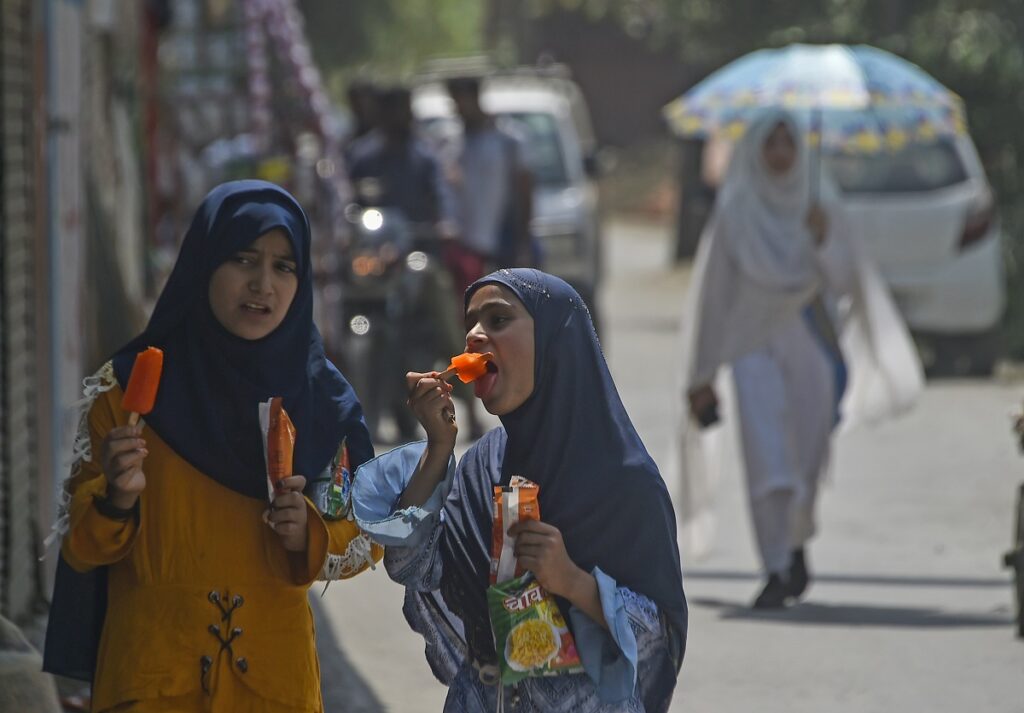 Kashmir Battles Heatwave: Rising Temperatures Threaten Health & Agriculture