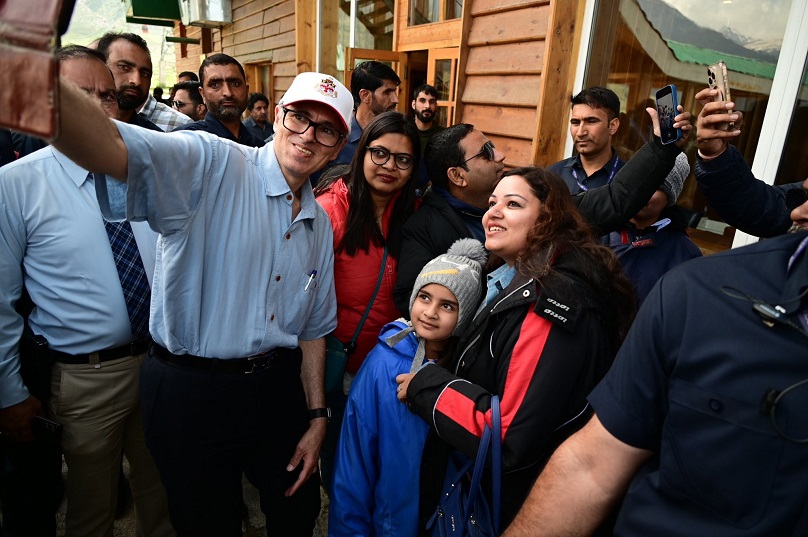 Omar Abdullah Leads Tourism Revival Efforts in Gulmarg & Pahalgam