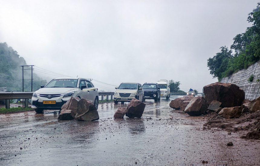 Landslides and Flash Floods Sever Jammu–Srinagar NH-44: Amarnath Yatra, Civilian Traffic Hit Amid Monsoon Fury