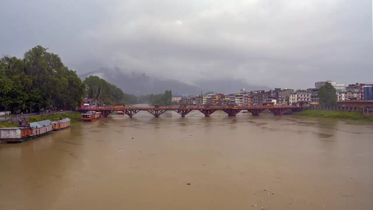Heavy Rain Sparks Flood Fears in Kashmir Valley: Jhelum Crosses Danger Mark