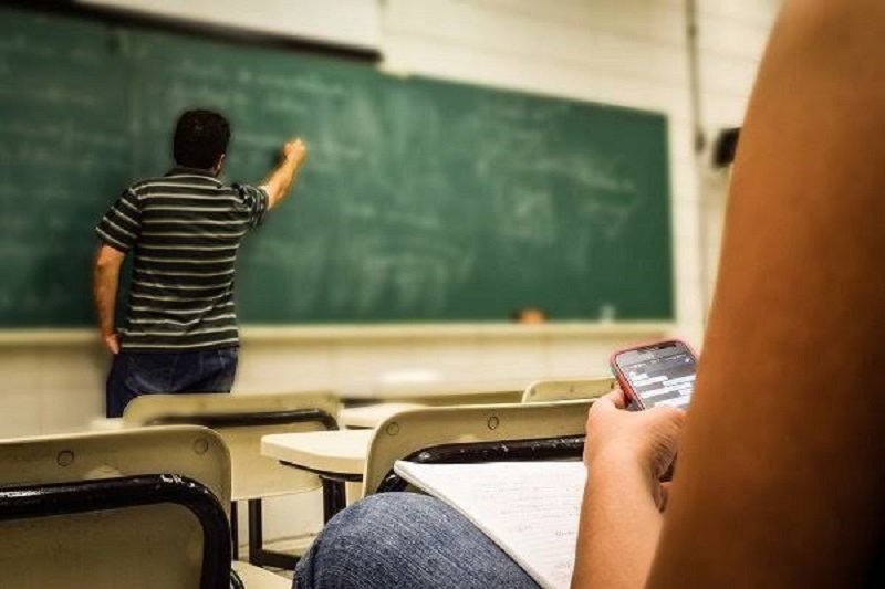 Kashmir’s Education Crisis: How Mobile Phones Are Replacing Classrooms, Learning, and Connection