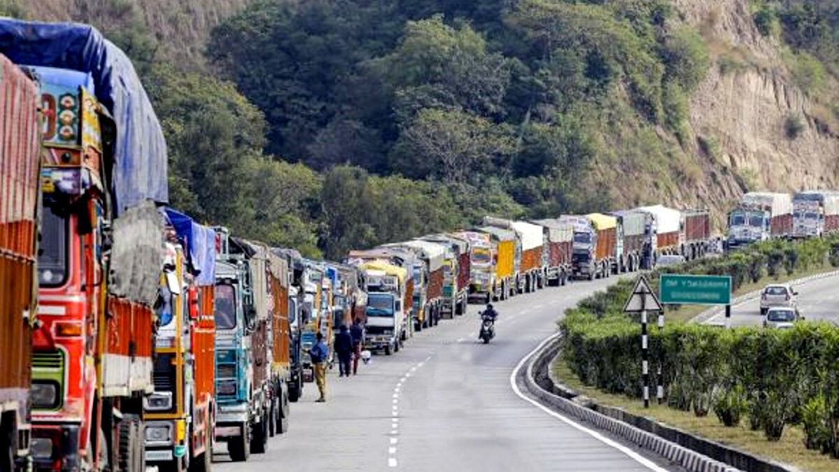 Kashmir Apple Industry Crisis 2025: Highway Closure Triggers ₹400 Crore Fruit Losses