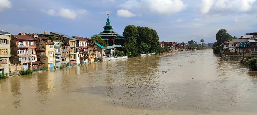 Kashmir Flood Alert: Jhelum Crosses Danger Mark, Srinagar Evacuations Ordered in 7 Localities