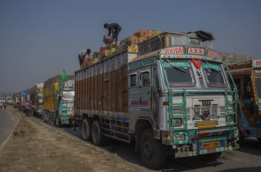 Kashmir’s Apple Industry Suffers ₹700 Crore Blow as Jammu–Srinagar Highway Blockade Chokes Supply Chains