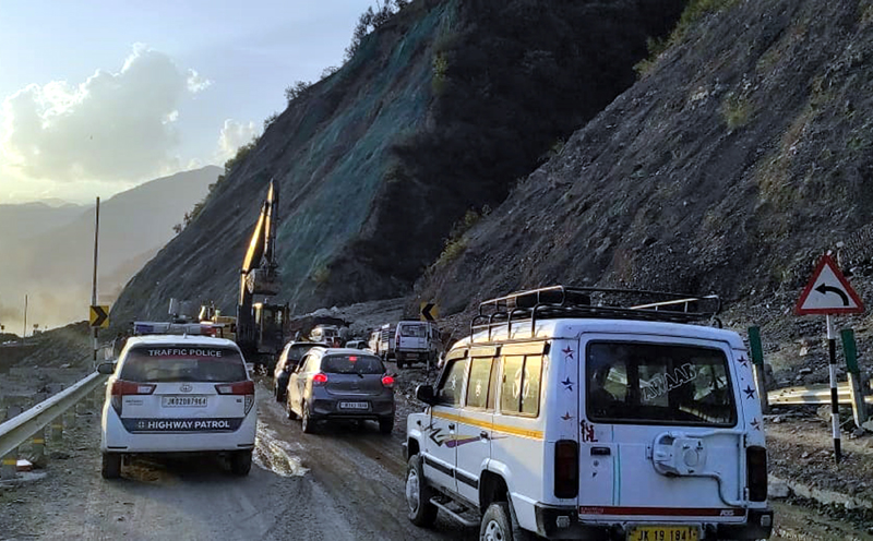 Kashmir’s Highways in Crisis: One-Way Roads, One-Way Governance, and a Valley at a Standstill