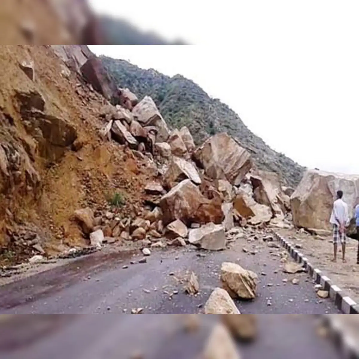 Kashmir’s Lifeline Cut: Landslides Keep Jammu–Srinagar Highway Shut for 6th Day