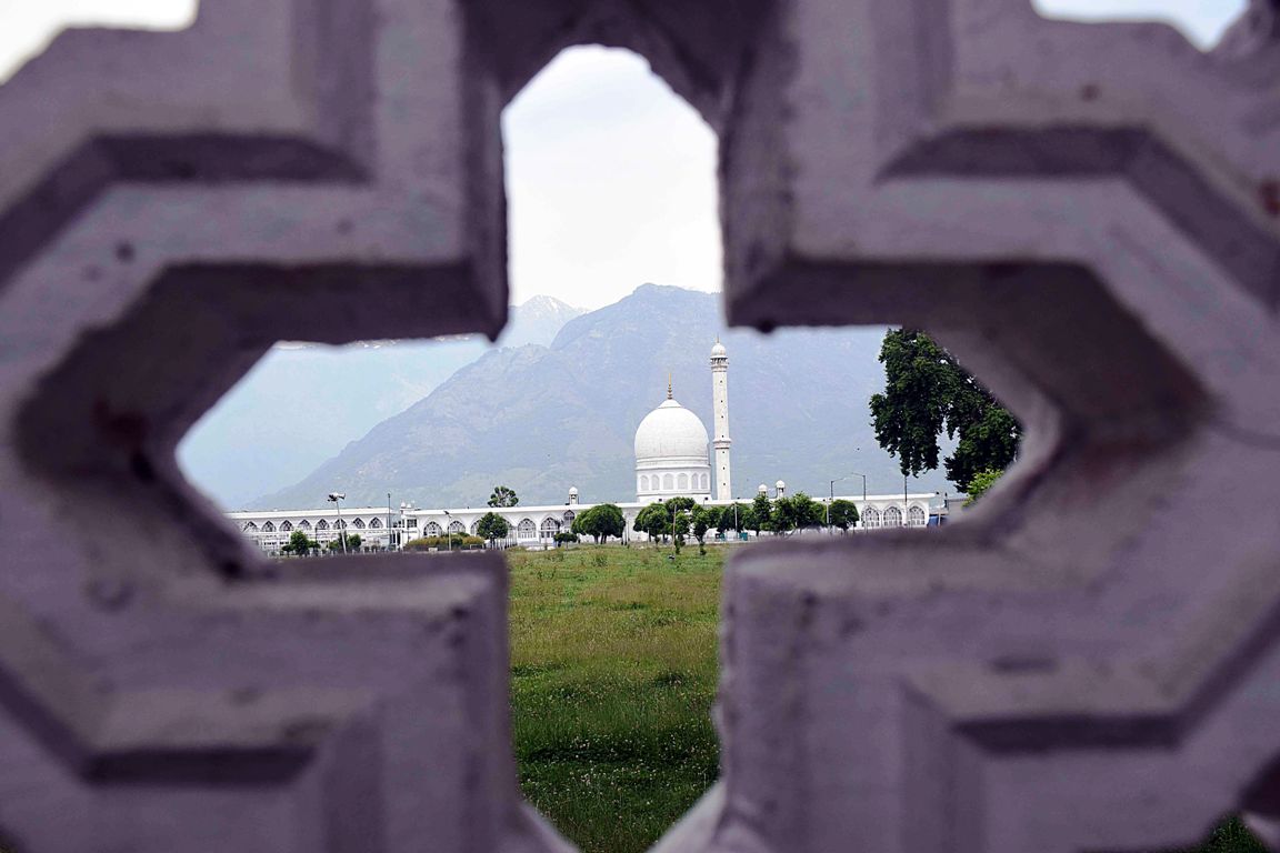 Police Refuse FIR Against Waqf Board Chief in Hazratbal Plaque Row: PDP Accuses Bias
