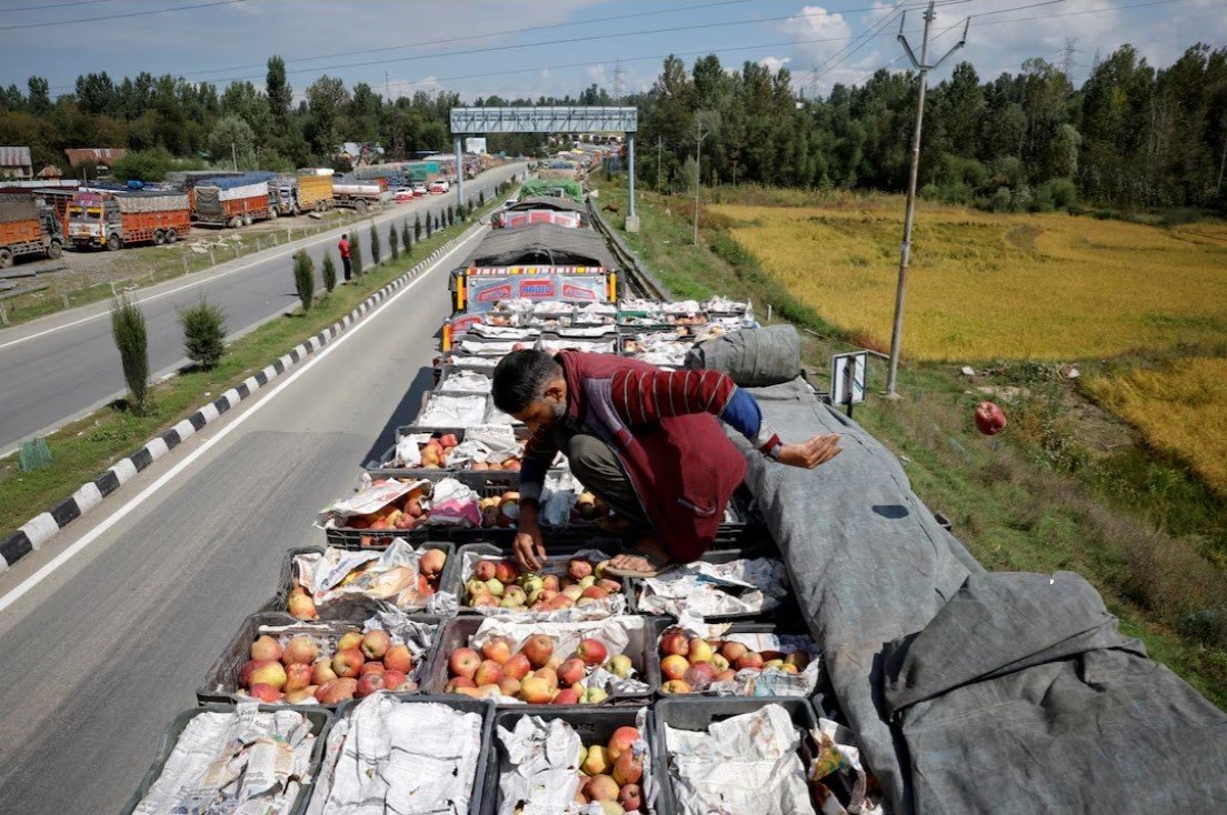 Kashmir’s Apple Mandis Announce Two-Day Shutdown Over Highway Crisis - Fruit Growers Demand Urgent Government Action