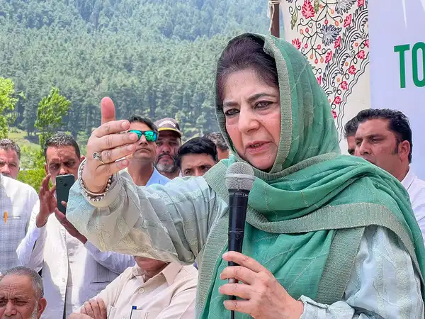 BJP Forcing People to Stand for National Anthem at Gunpoint? Mehbooba Mufti’s Explosive Remark Sparks Debate