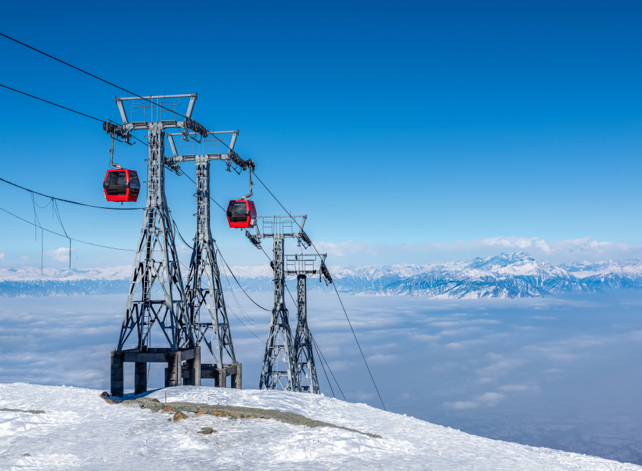 Gulmarg Turns White: Early Snowfall Charms Tourists, But Road Closures Hit NH-44 & Mughal Road