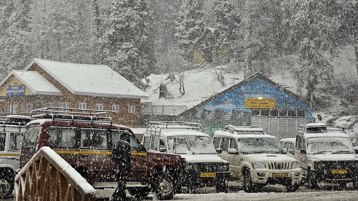 Kashmir Tourism Revival Begins: Gulmarg’s First Snowfall Sparks Winter Travel Surge