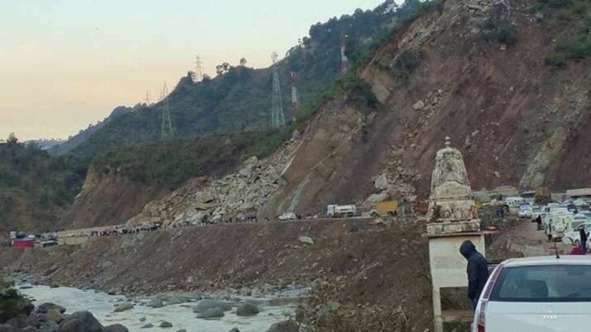 Massive Landslide Wreaks Havoc on Jammu–Srinagar National Highway: Buildings Damaged, Traffic Paralyzed Amid Worsening Weather Across J&K