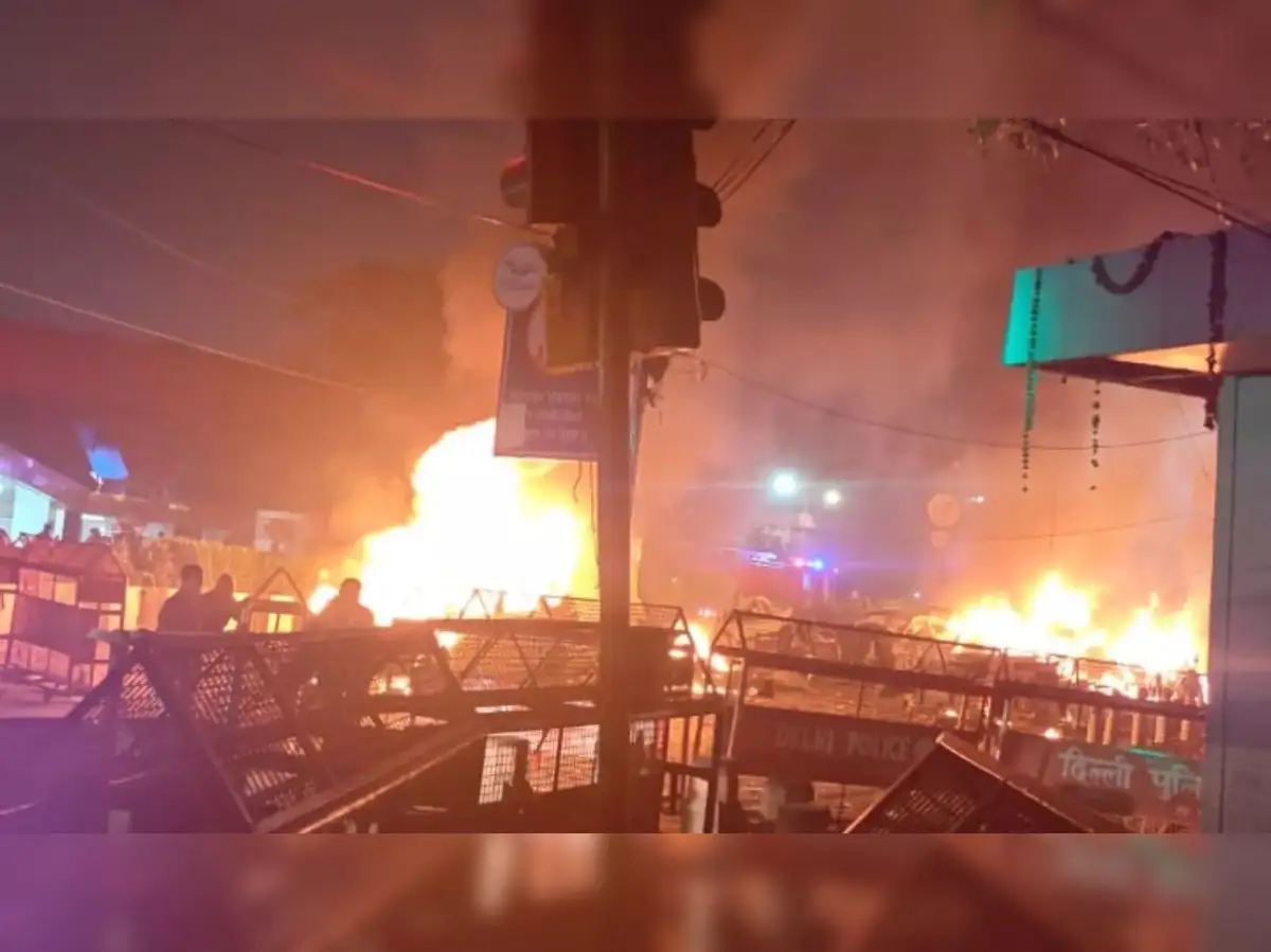 Car Blast Near Red Fort Metro Station: 1 Dead, Multiple Vehicles Ablaze in Delhi