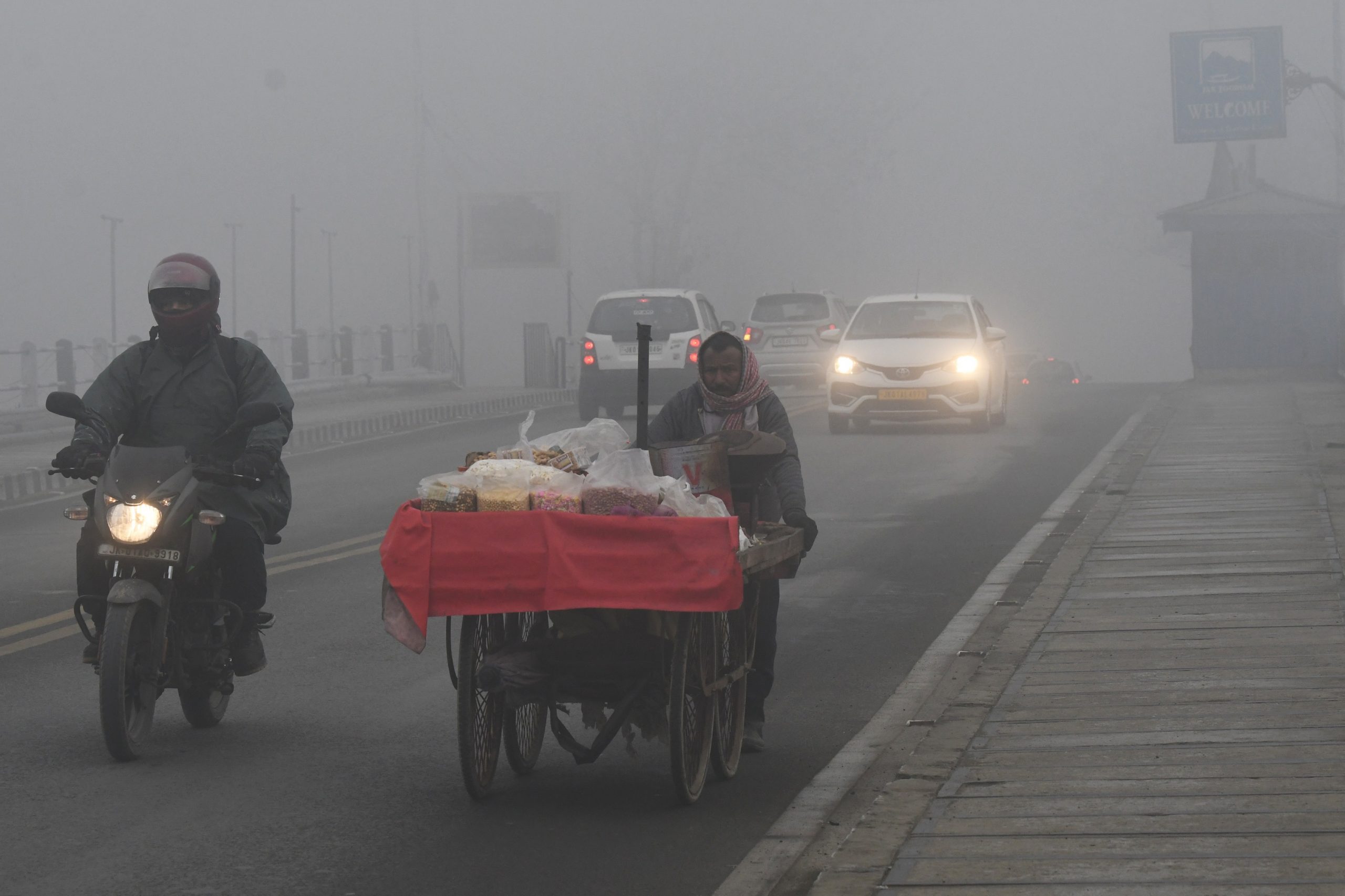 Dense Fog Chokes Kashmir Roads as Back-to-Back Western Disturbances Signal Snowy Start to Chillai-Kalan