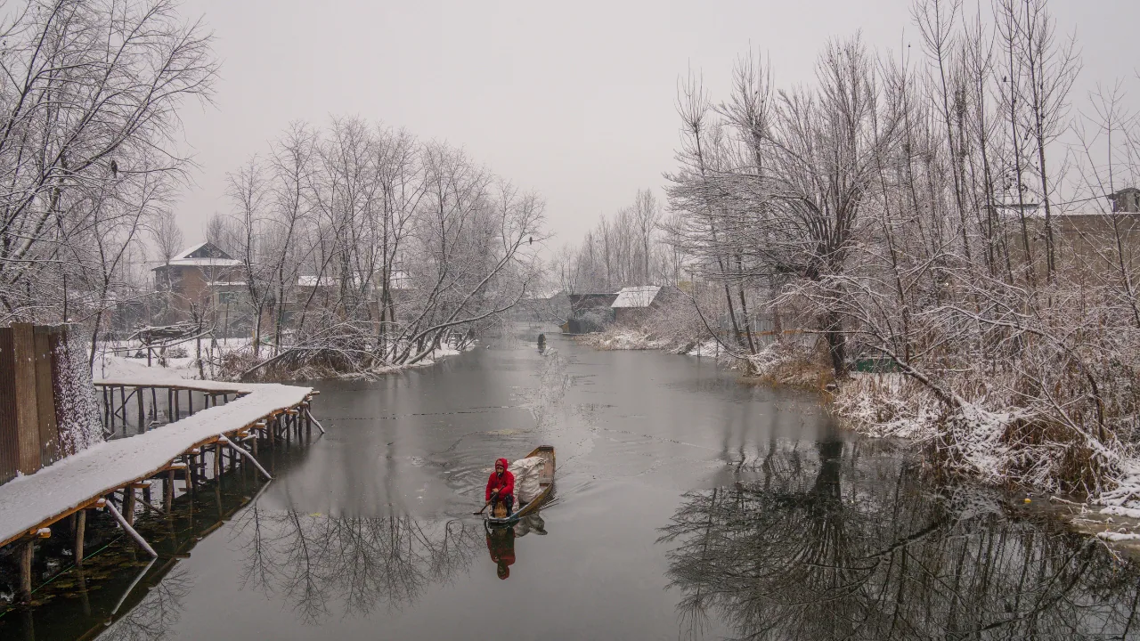 Srinagar Shivers, Ladakh Freezes, Zojila Plunges — Kashmir’s Harsh Winter Arrives Early