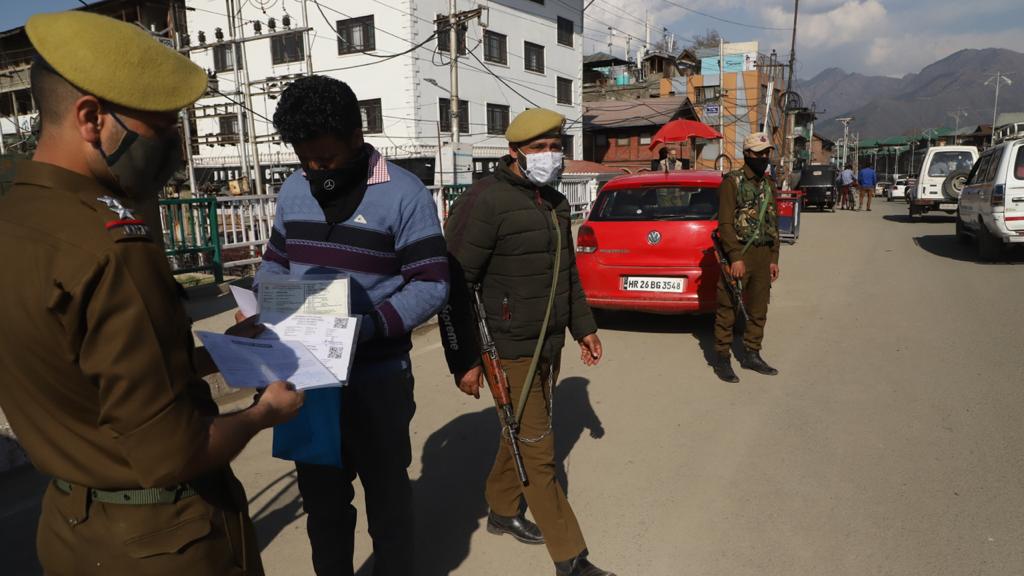‘Between the Devil and the Deep Sea’: How Kashmir’s Vehicle Registration Rules Have Trapped Ordinary Citizens