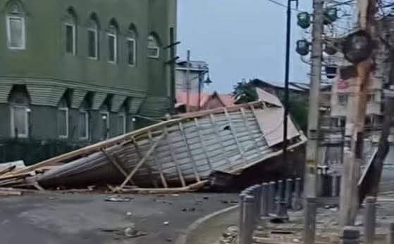 Gusty Winds Hit Kashmir Valley: Homes Damaged, Power Supply Disrupted, Orange Alert Issued