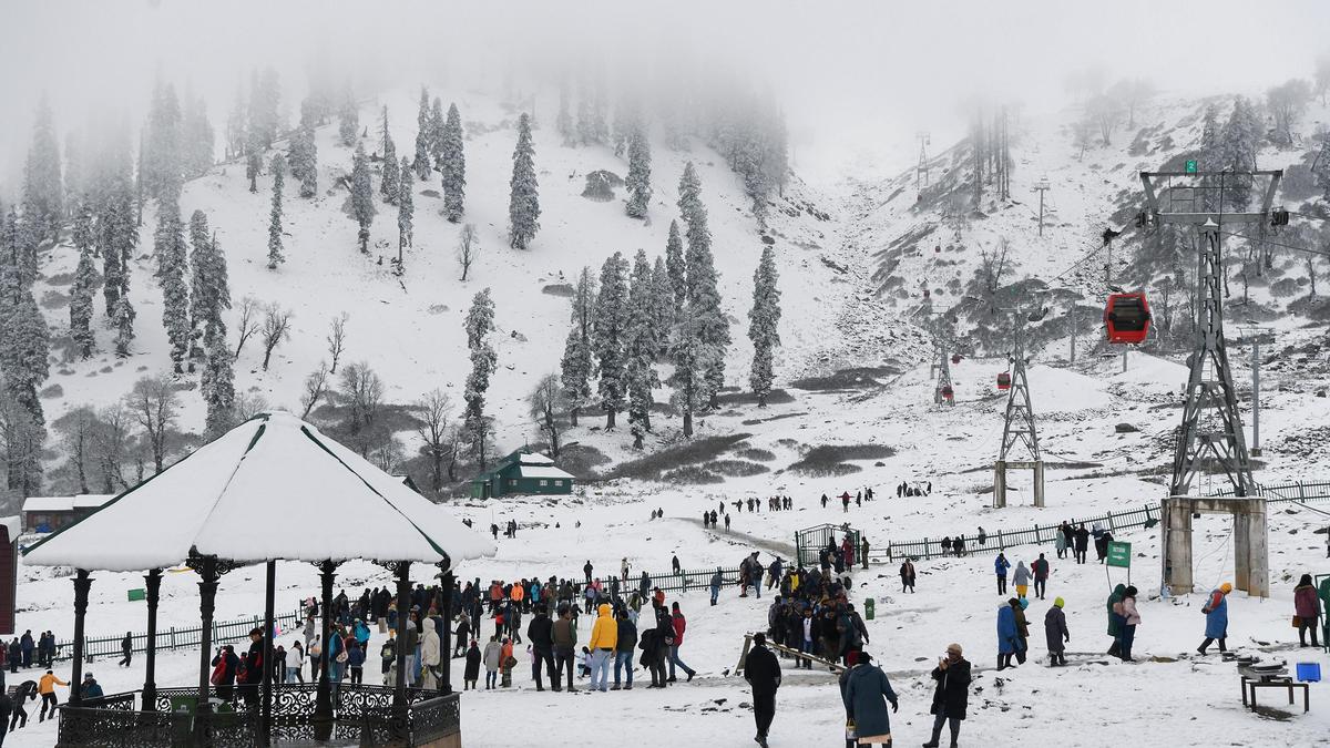 J&K Plans Sustainable Tourism to Decongest Gulmarg, Pahalgam, Sonamarg: Chief Secretary