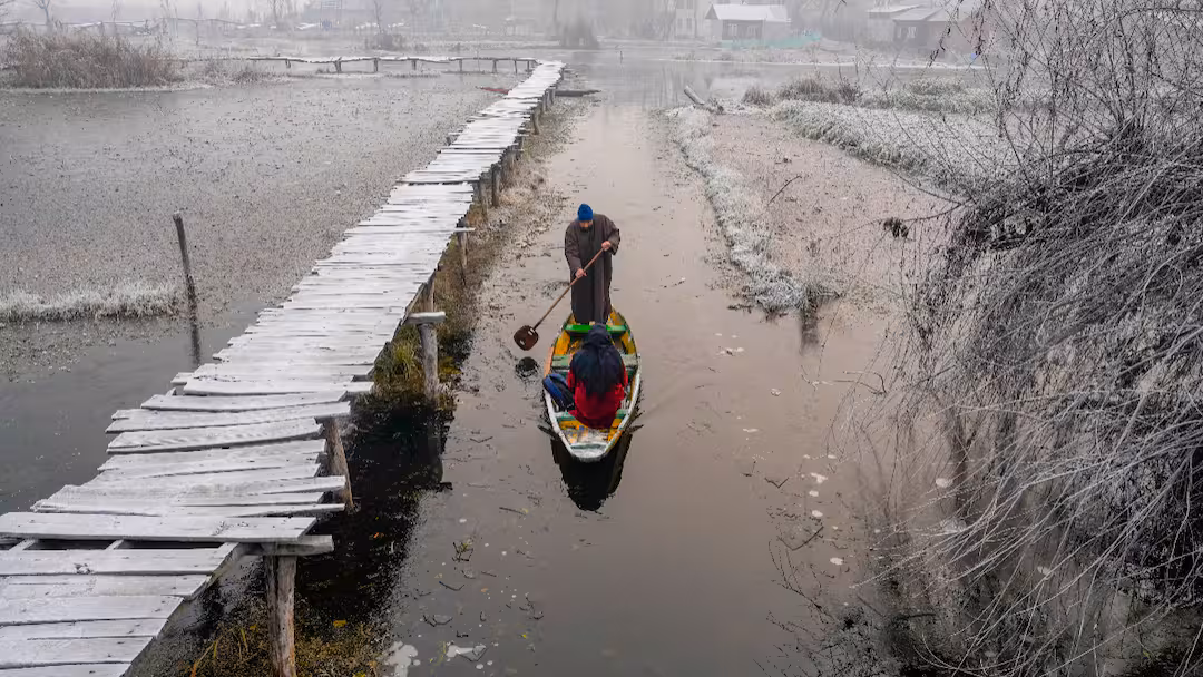 Kashmir in Deep Freeze: Parts of Dal Lake Freeze as Chilla-i-Kalan Brings Harshest Winter Spell