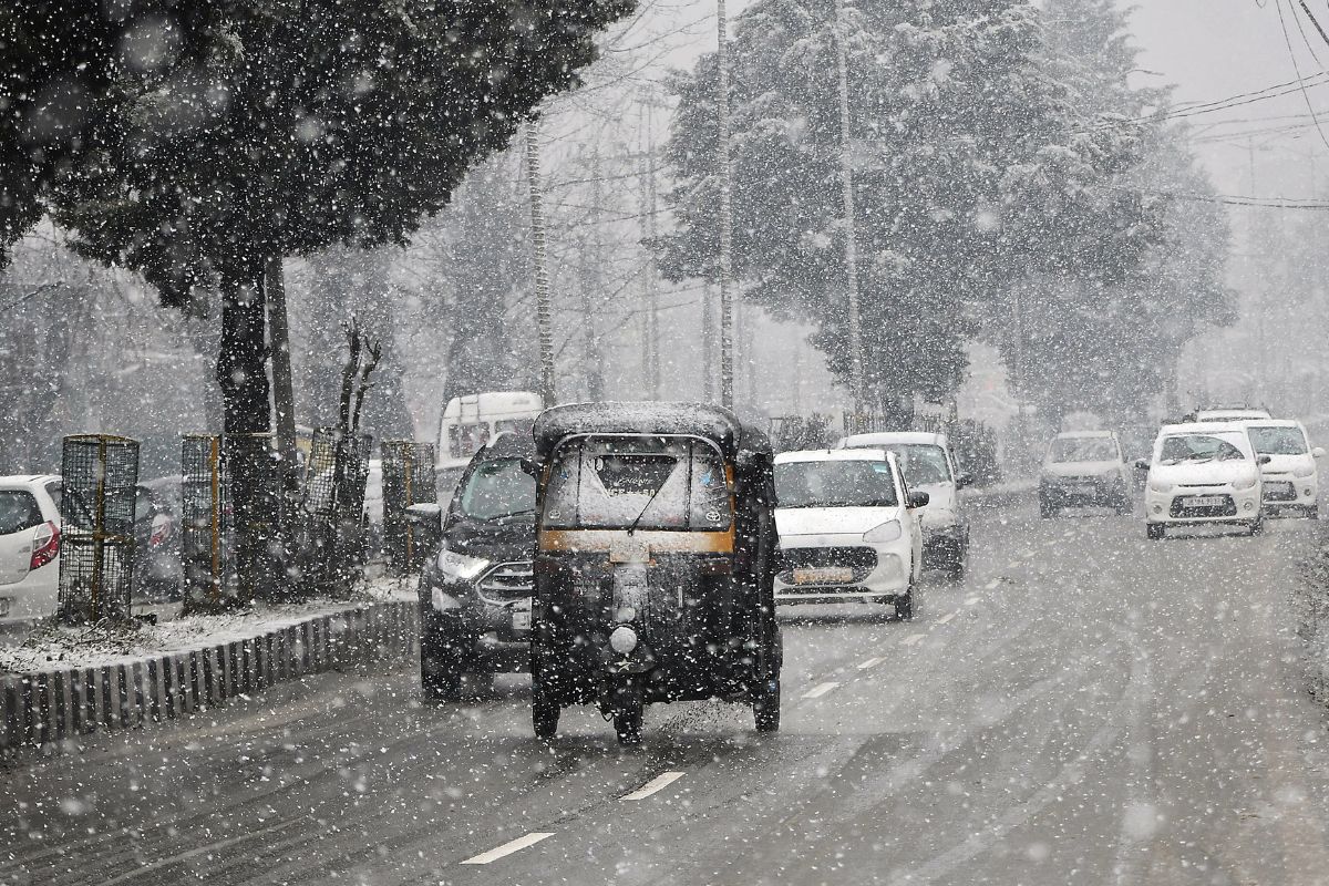 Kashmir Snowfall 2026: Flights Cancelled, Highways Blocked, IMD Alerts & Economic Impact Break-down