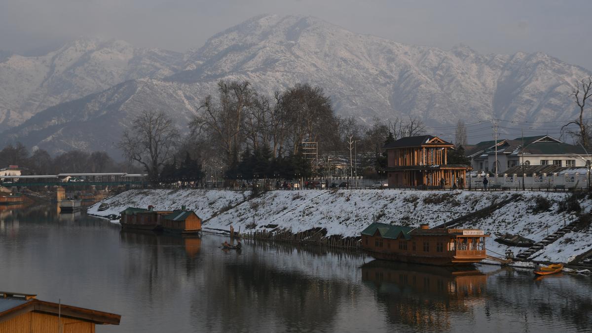 Kashmir Winter Heat Anomaly: February Temperatures Run 7–8°C Above Normal Amid Snowfall Crisis