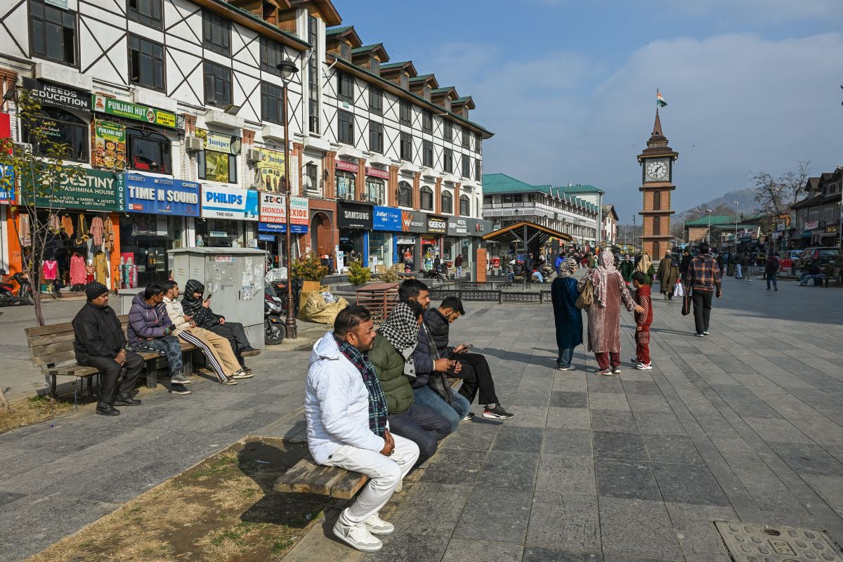 Warm February Raises Climate Alarm for Kashmir Tourism as Snowfall Declines in Gulmarg