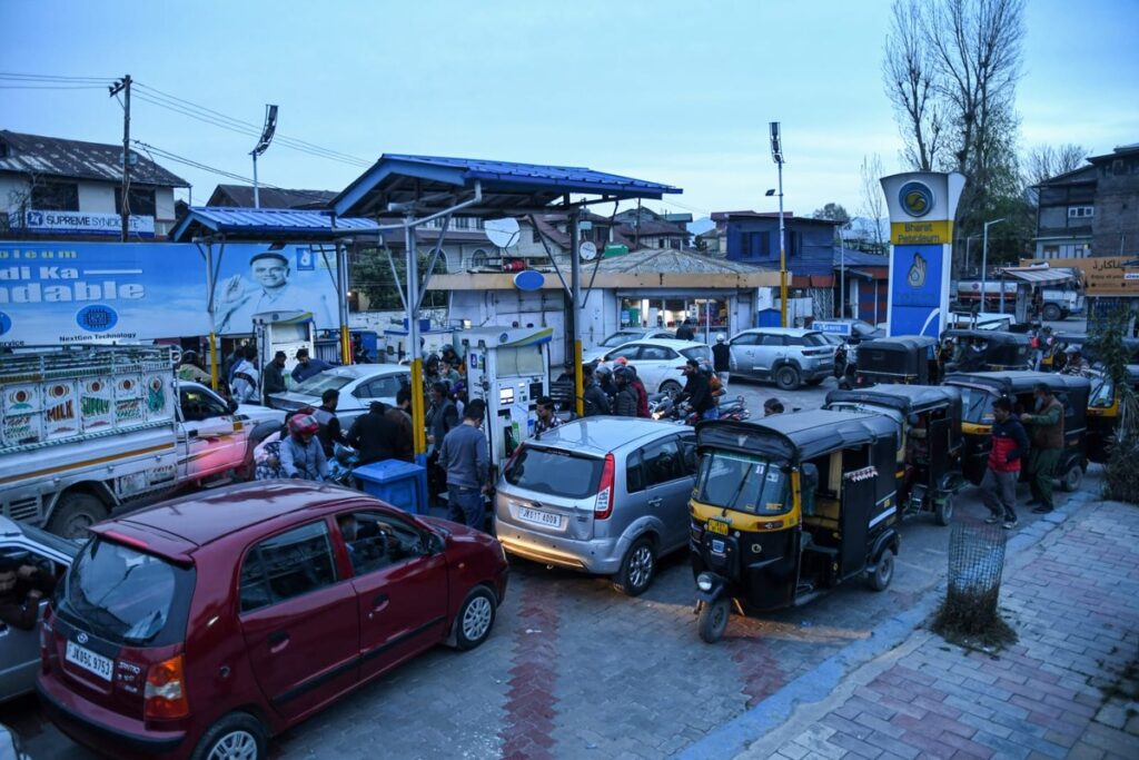 Fuel Panic in Srinagar: Long Queues at Petrol Pumps Amid Rumors of Lockdown & West Asia Crisis
