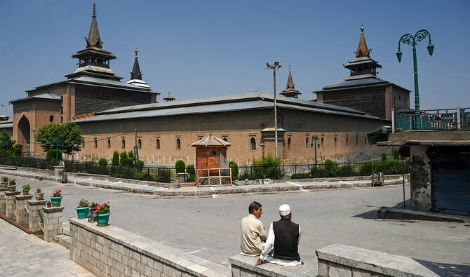 Kashmir Ramzan to Eid 2026: Mirwaiz House Arrest, Jamia Masjid Closure & Mehbooba Mufti Iran Remark