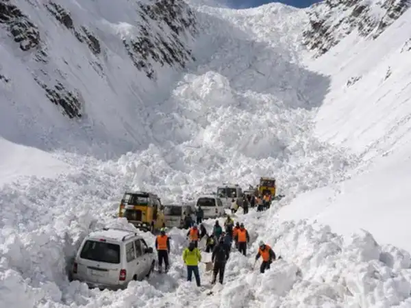 Avalanche Hits Srinagar–Ladakh Highway: 9 Vehicles Damaged, Traffic Disrupted on Strategic Route