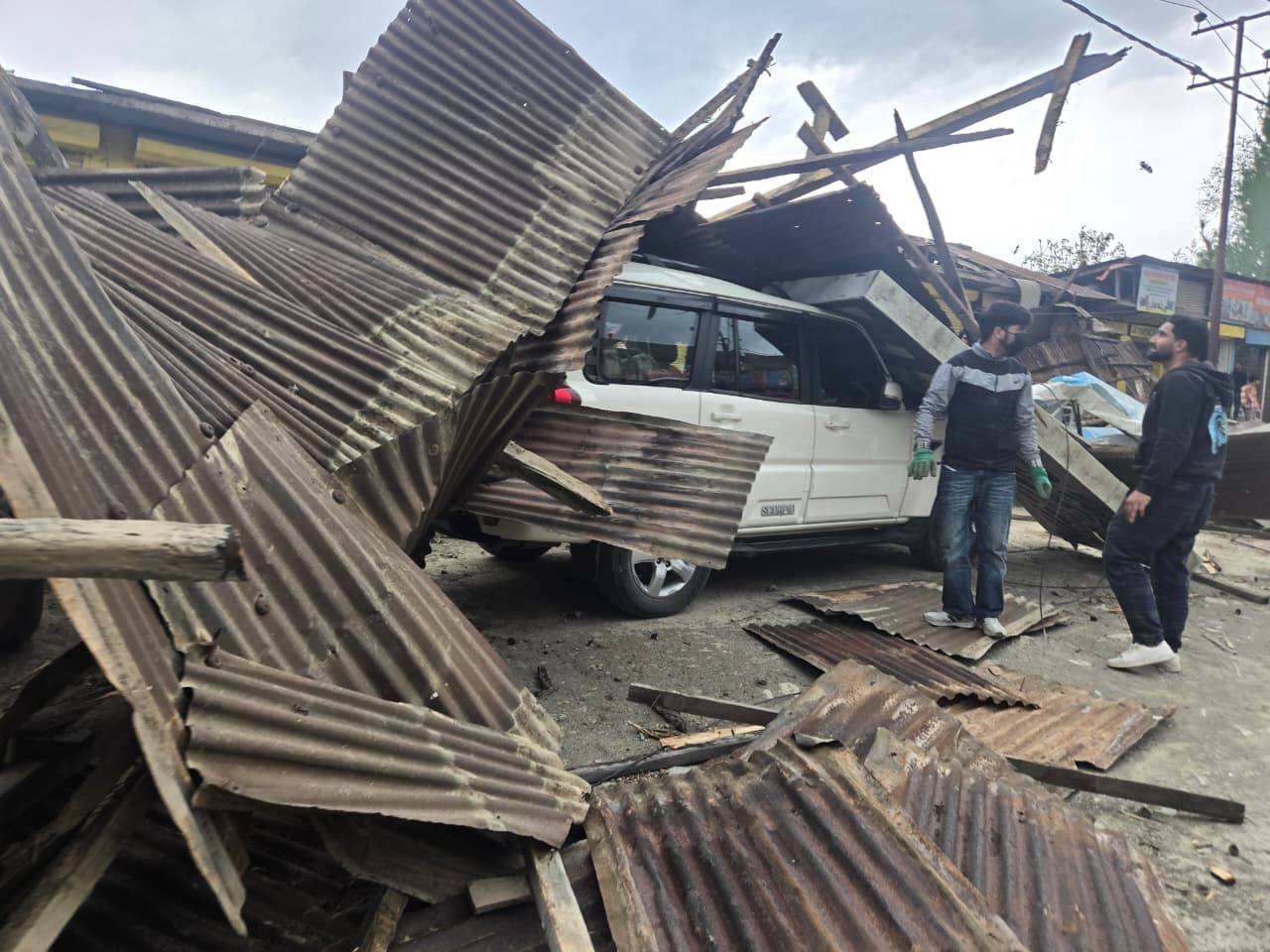 Kashmir Windstorm Havoc: Death in Pulwama, Roofs Torn Off, Power Grid Hit Across Valley