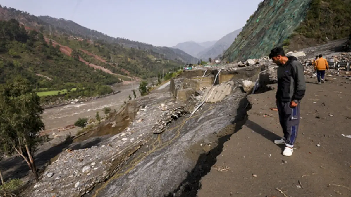 NH-44 Blocked in Kashmir Amid Landslides, Rain Alert Deepens Crisis for Apple Farmers