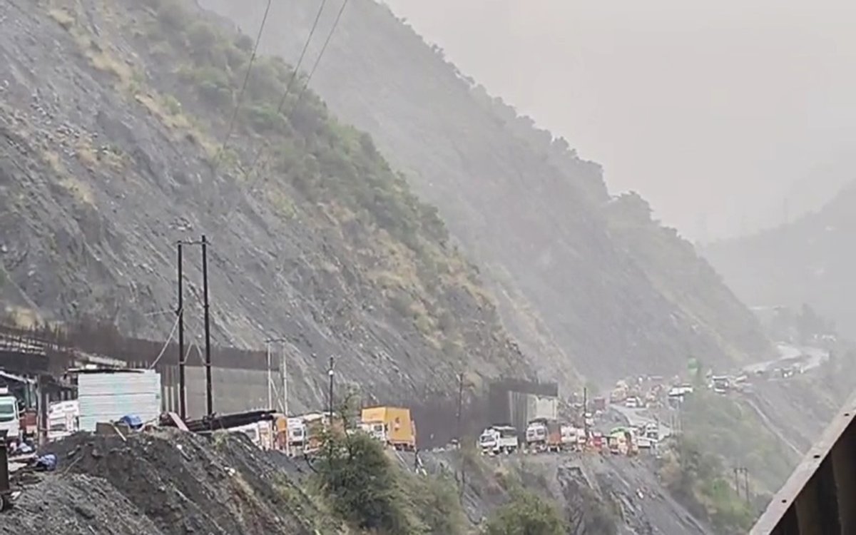 Fresh Western Disturbance Hits Kashmir: Ramsu Mudslide Disrupts Highway, Srinagar on Alert