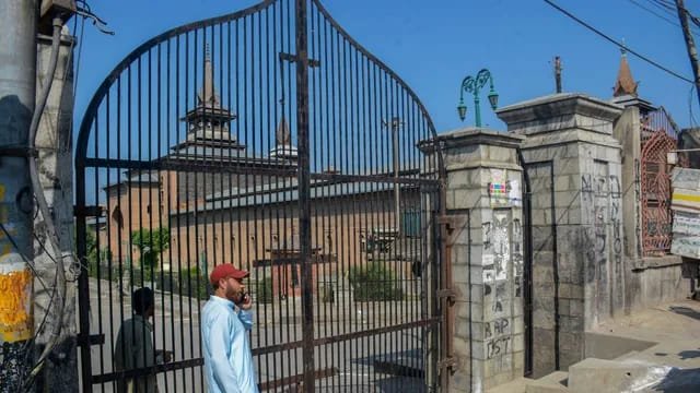 Eid Prayers Curbs in Kashmir: Mirwaiz Umar Farooq Questions Silence of Elected Leaders as Restrictions Continue