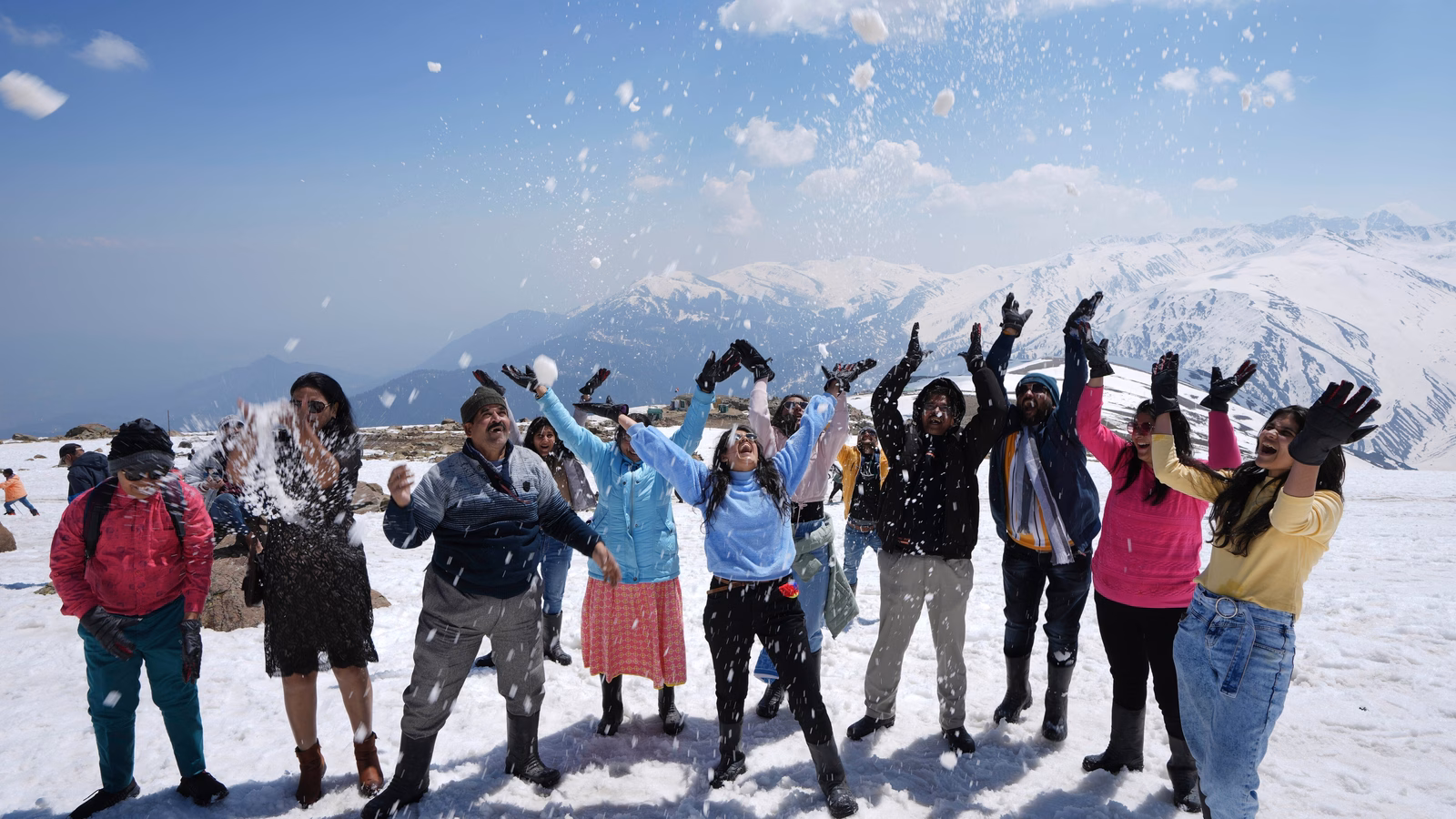 Kashmir Tourism Boom 2026: Over 7,500 Foreign Tourists Visit the Valley as Global Travelers Rediscover Paradise