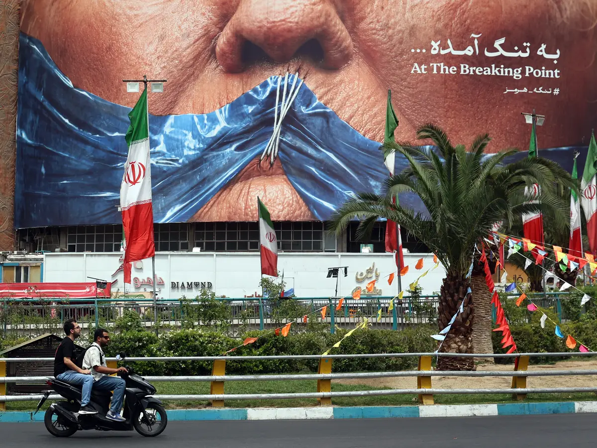 Iran Strikes US Bases in Bahrain and Kuwait After American Airstrikes Near Strait of Hormuz: Peace Talks on Brink of Collapse