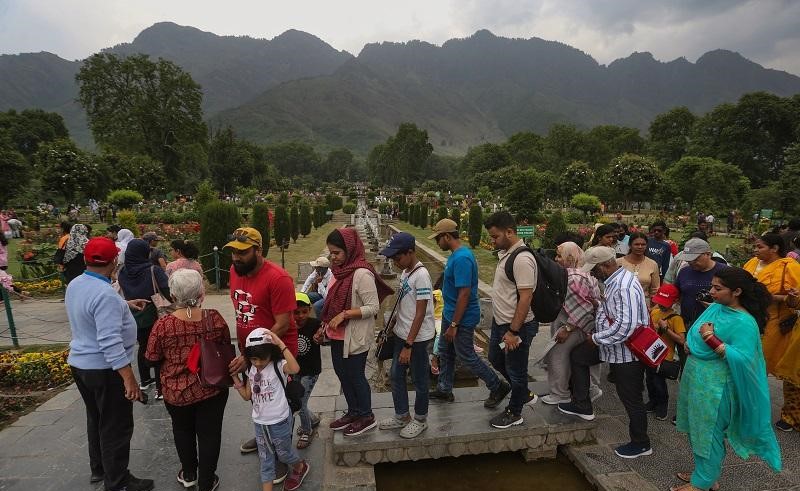 Kashmir Becomes India's Summer Escape as Heatwave Drives Massive Tourist Rush to J&K