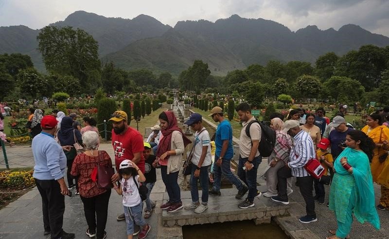 Kashmir Becomes India's Summer Escape as Heatwave Drives Massive Tourist Rush to J&K