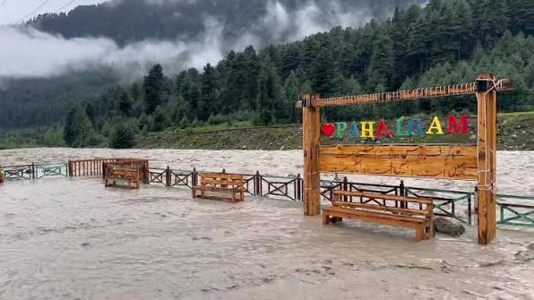 Pahalgam Cloudburst Triggers Flash Floods in South Kashmir: Hotels Flooded, Tourists Evacuated, No Casualties Reported