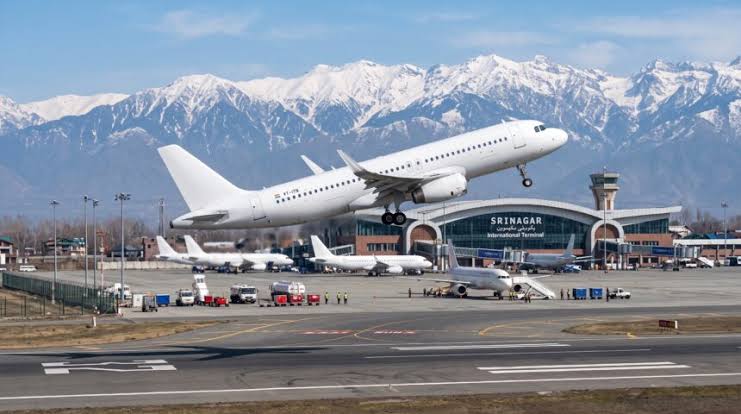 Srinagar Airport Runway Closure Plan Withdrawn: Daily Flights to Continue, Major Relief for Kashmir Tourism