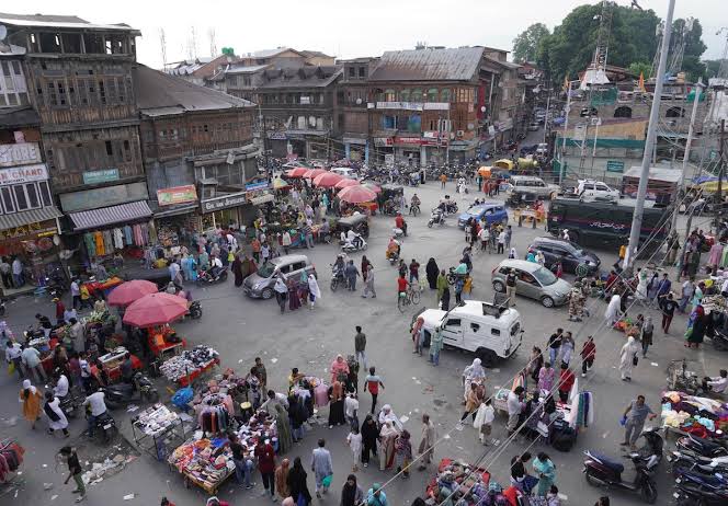 Goni Khan Market Shopper Surge: Surat Khazana Sale Offers a Wake-Up Call for Kashmir's Business Community