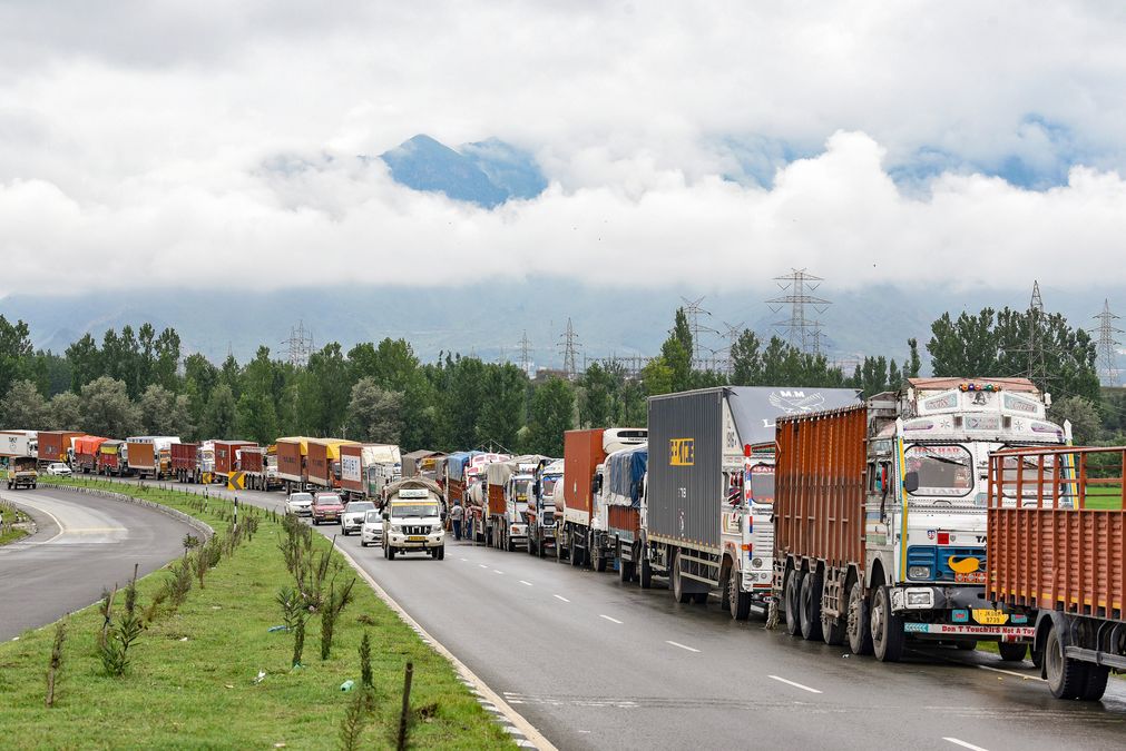 Fruit Trucks Get Priority on J&K Highway as Yatra, Rain Disrupt Traffic; Rashid Seeks Green Corridor