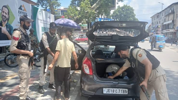 Jammu & Kashmir Tightens Security Ahead of Independence Day: Checkpoints, Frisking and Border Vigilance Intensify