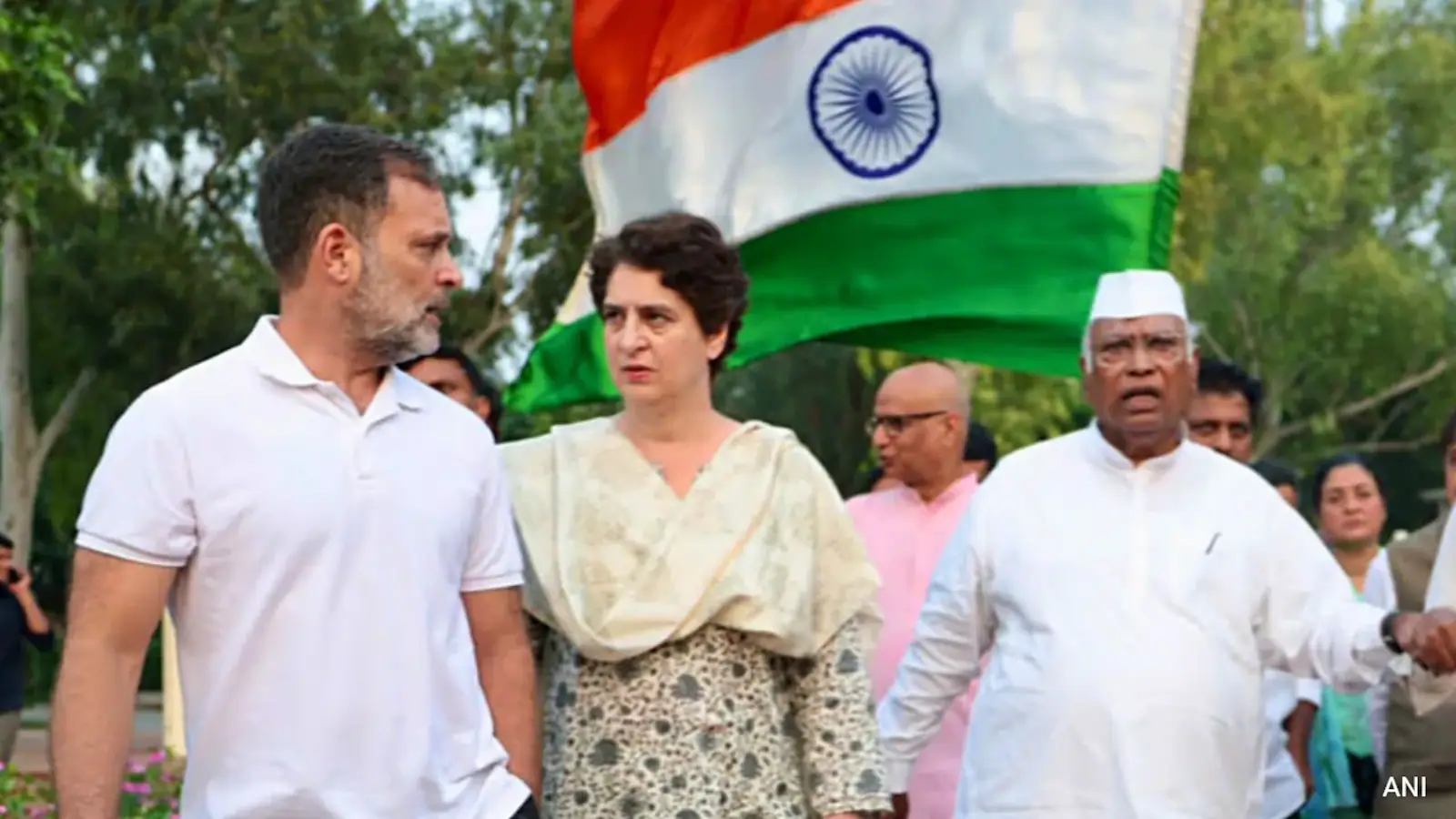 INDIA bloc leaders prepare for the November 1 Chalo Delhi rally at Ramlila Maidan amid a dispute over police conditions and the proposed march route.