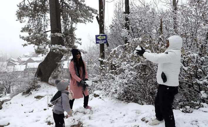 Kashmir Snowfall Update: Sonamarg, Gulmarg Turn White as Temperatures Drop